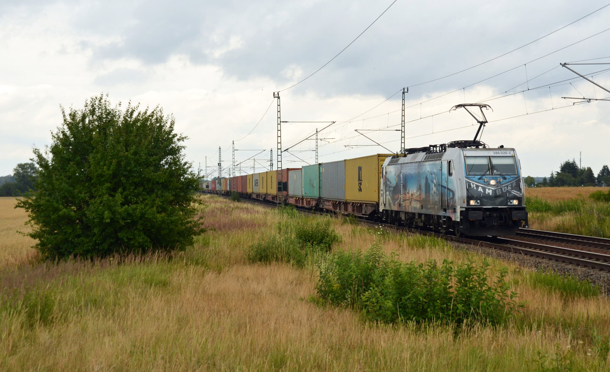 386 020 der Metrans schleppte am 08.07.20 einen Containerzug durch Gräfenhainichen Richtung Bitterfeld.