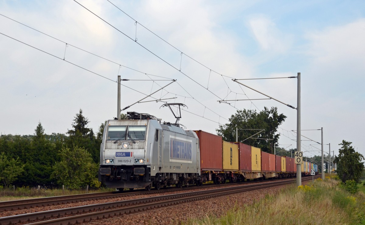 386 020 der Metrans zog am 23.08.15 einen Containerzug durch Jeßnitz Richtung Bitterfeld.