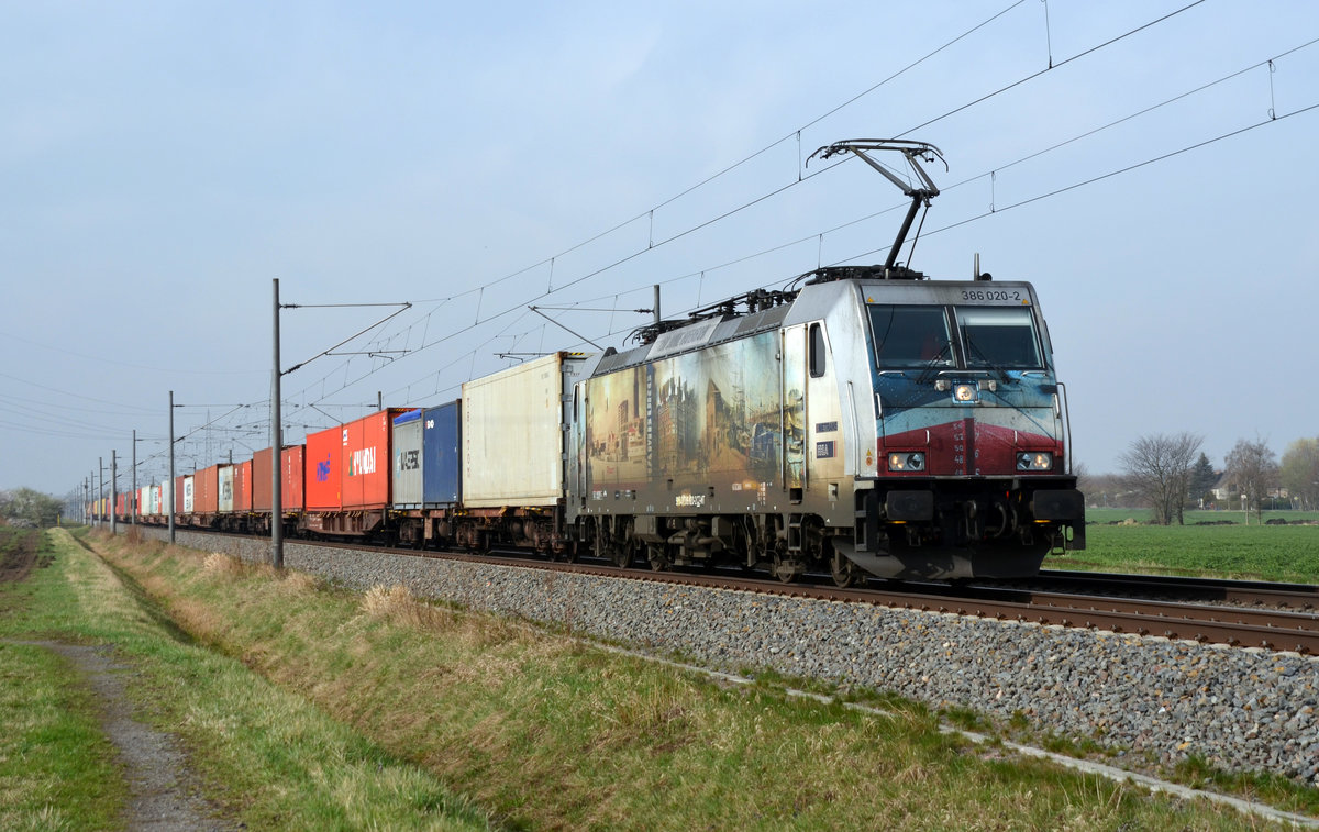 386 020 zeigte sich am 12.04.18 nicht gerade in einem sauberen Zustand. Mit einem Containerzug am Haken rollte sie durch Braschwitz Richtung Magdeburg.