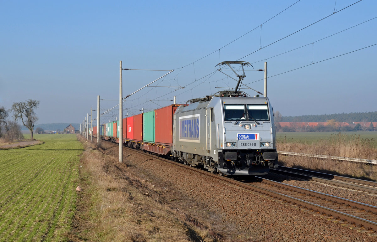 386 021 schleppte am 15.02.17 einen Containerzug durch Rodleben Richtung Roßlau.