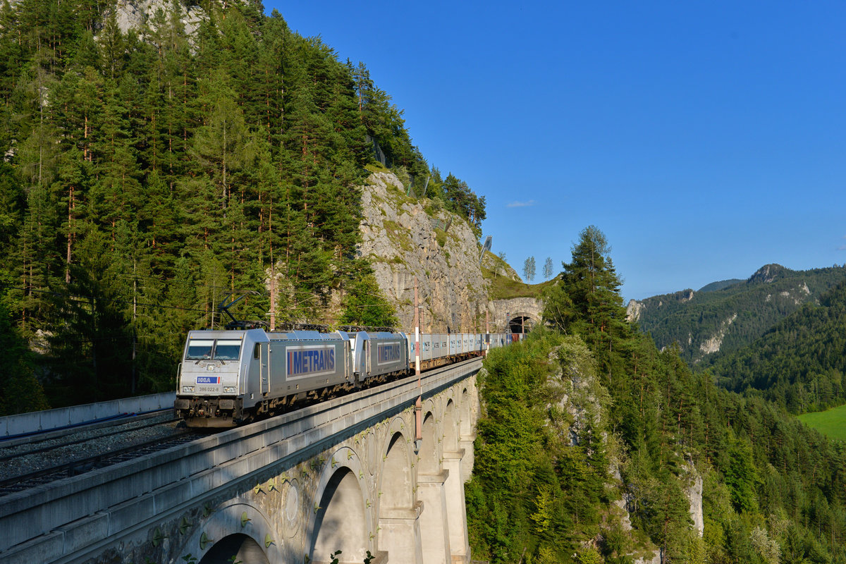 386 022 + 386 023 mit einem Containerzug am 08.9.2017 bei Breitenstein. 