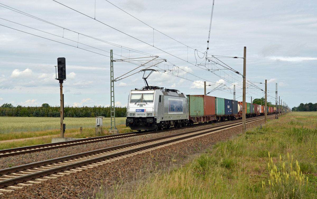 386 022 der Metrans rollte am 07.06.20 ohne Licht durch Saxdorf Richtung Dresden.