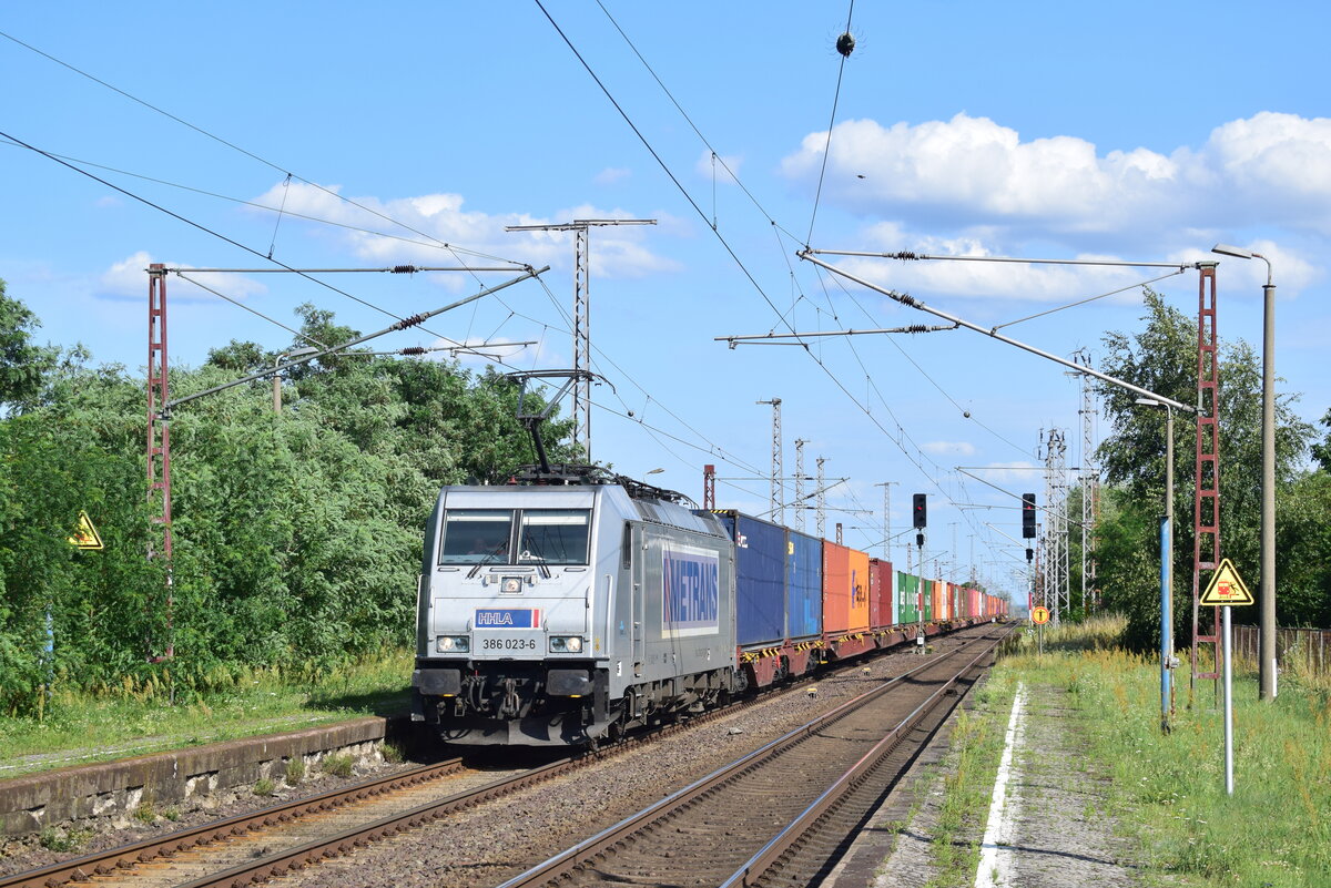386 023 fährt mit einem Containerzug durch Güterglück in Richtung Magdeburg.

Güterglück 18.07.2023