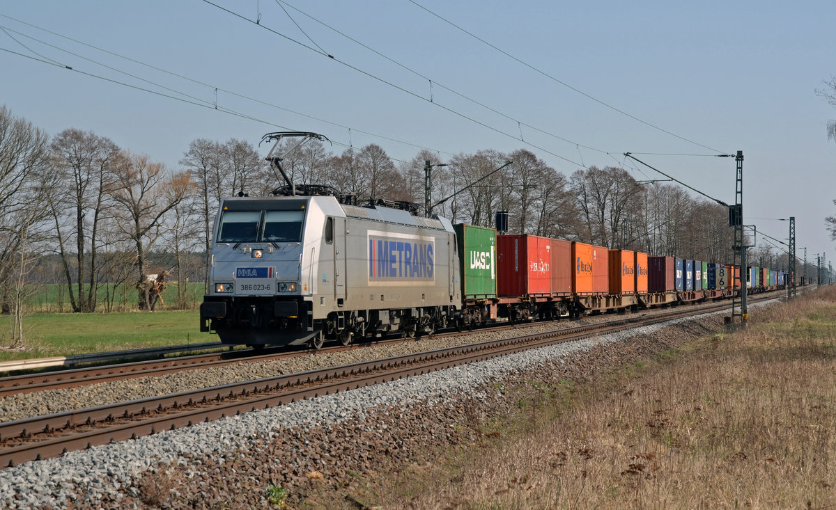 386 023 der Metrans schleppte am 10.04.18 einen Containerzug durch Jütrichau Richtung Magdeburg.
