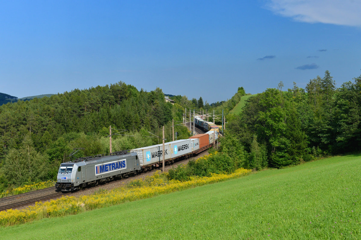 386 023 mit einem Containerzug am 26.8.2017 bei Eichberg.