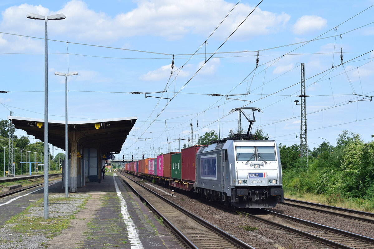 386 025-1 fährt mit einem Containerzug durch Schönebeck in Richtung Köthen.

Schönebeck 19.07.2023
