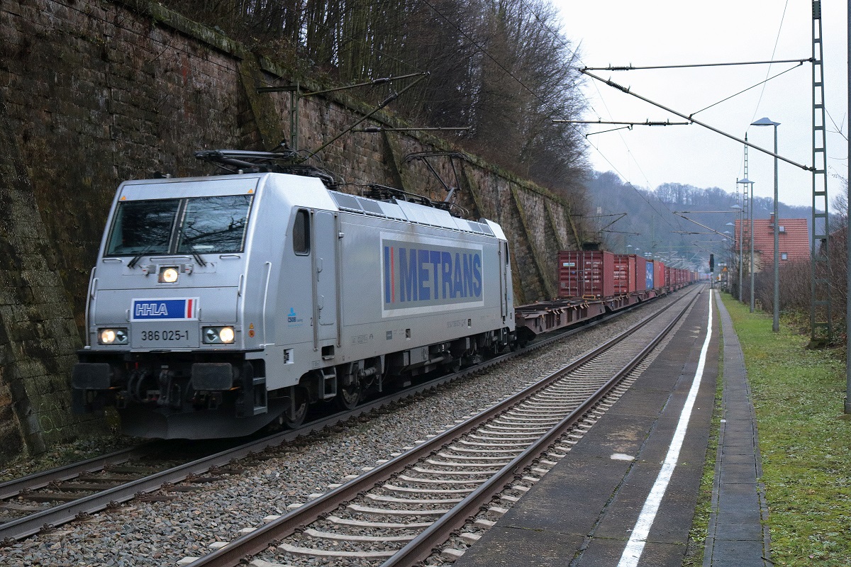 386 025-1 Metrans als Containerzug durchfährt den Hp Obervogelgesang auf der Bahnstrecke Děčín–Dresden-Neustadt (KBS 241.1 | Elbtalstrecke) Richtung Bad Schandau. [16.12.2017 | 12:35 Uhr]