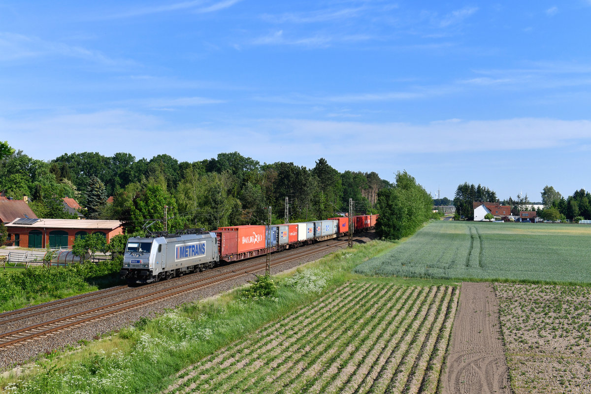 386 025 mit einem Containerzug am 22.05.2018 bei Eystrup. 