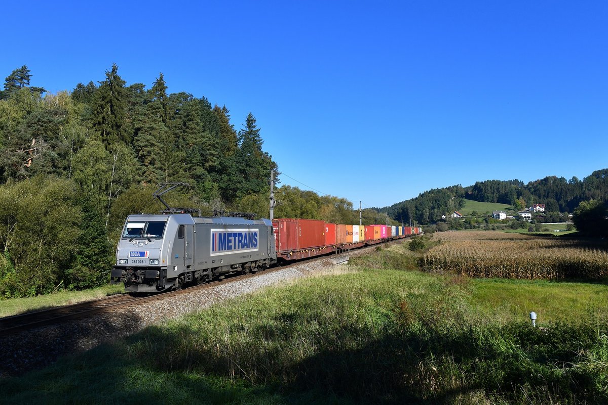 386 025 mit einem Containerzug am 27.08.2018 bei Kefermarkt.