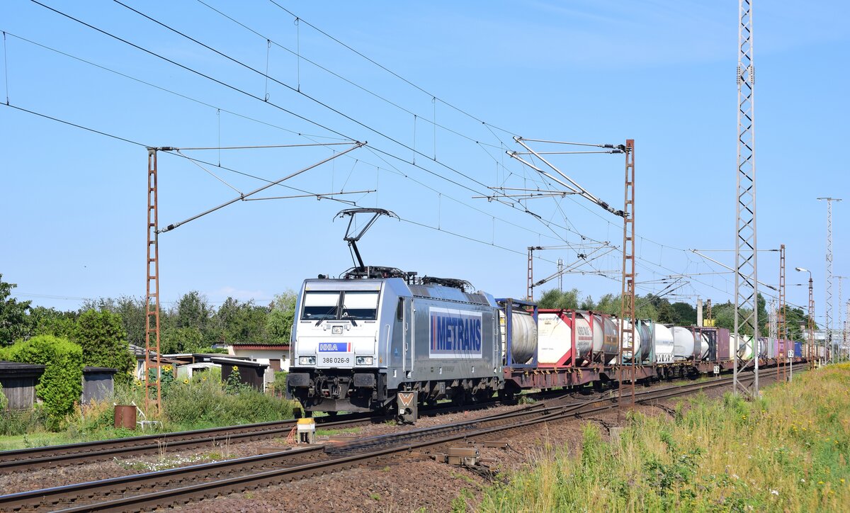 386 026-9 kommt mit einem Containerzug durch Güterglück gen Dessau gefahren.

Güterglück 22.07.2020