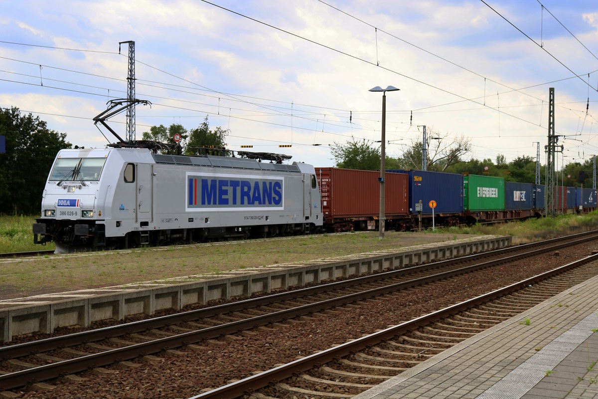 386 026-9 Metrans als Containerzug durchfährt den Bahnhof Biederitz Richtung Dessau. [14.7.2017 - 13:07 Uhr]