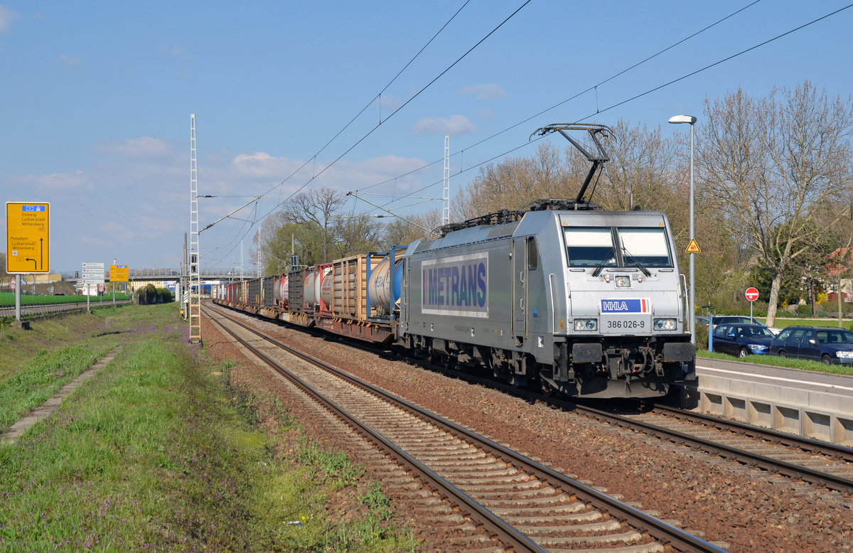 386 026 führte für Metrans am 10.04.19 einen Containerzug durch Wittenberg-Altstadt Richtung Hbf.