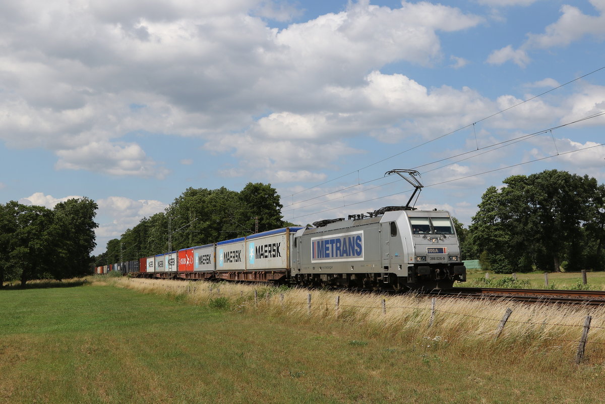 386 026 von  METRANS  mit einem Containerzug am 29. Juni 2020 bei Nindorf in Niedersachsen.