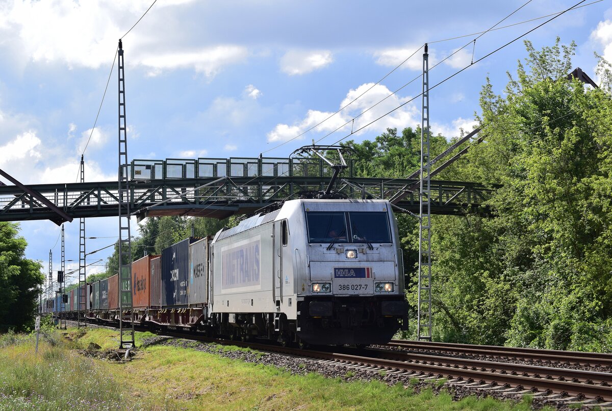 386 027-7 kommt mit einem Containerzug über den Außenringvon Hohenschönhausen Richtung Karower Kreuz gefahren.

Berlin 16.07.2020