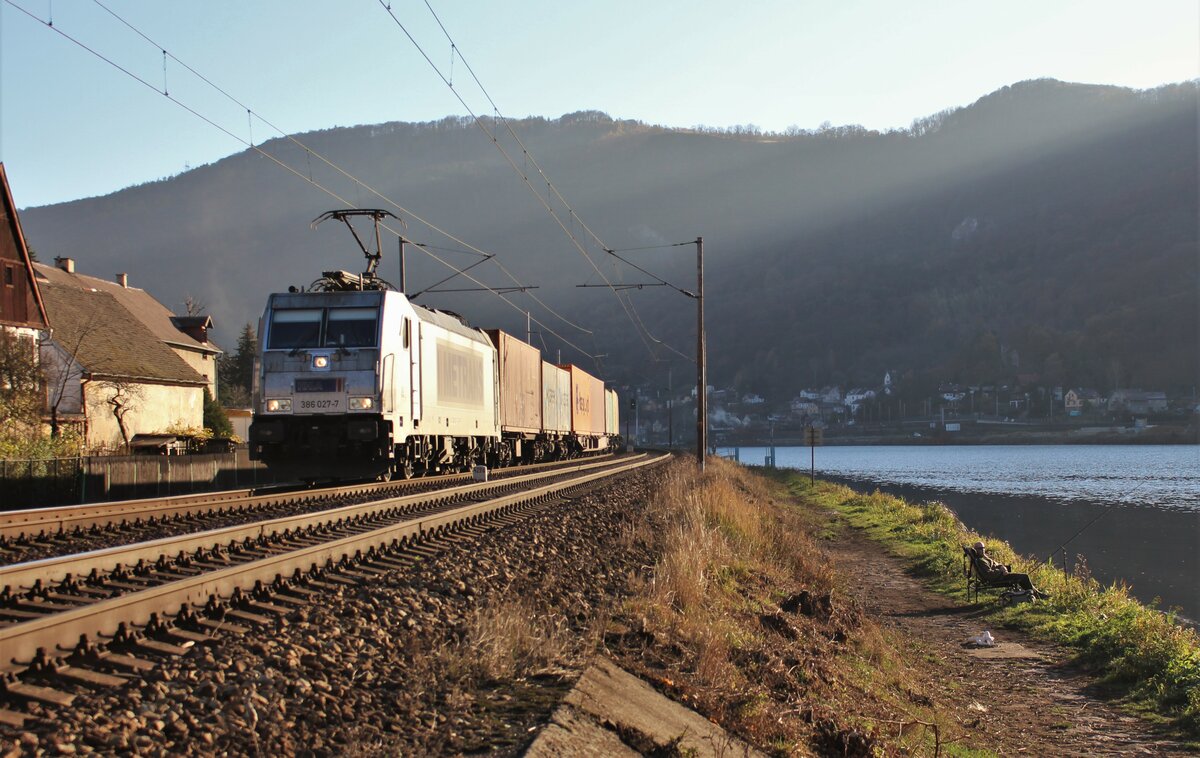 386 027-7 (Metrans) war am 17.11.18 mit einem Containerzug in Ústí nad Labem-Střekov zu sehen.