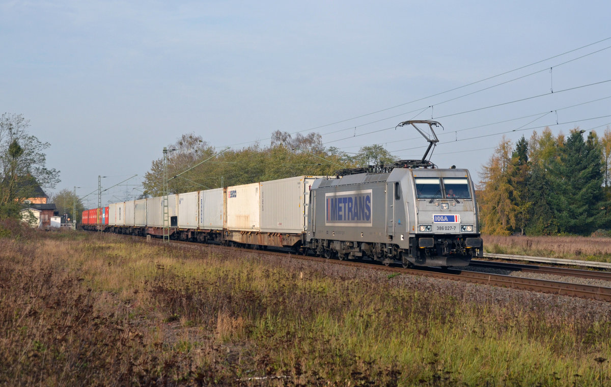 386 027 schleppte am 04.11.17 einen Containerzug durch Jütrichau Richtung Roßlau.