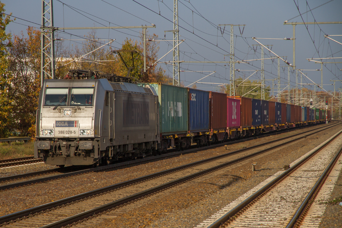 386 028-5 durchfährt Bahnhof Golm mit einem Containerzug, am 14.11.2022.
