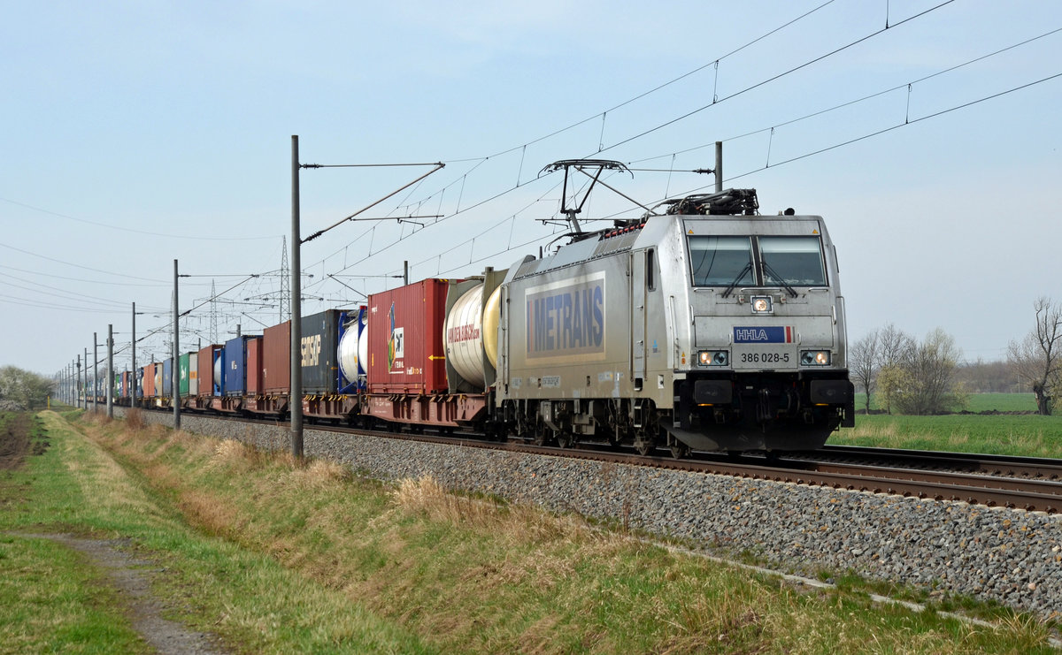 386 028 schleppte am 12.04.18 einen Containerzug durch Braschwitz Richtung Magdeburg.