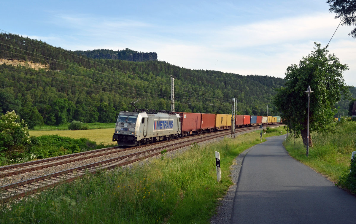 386 029 führte am 09.06.19 einen Containerzug durch Strand Richtung Rathen. 