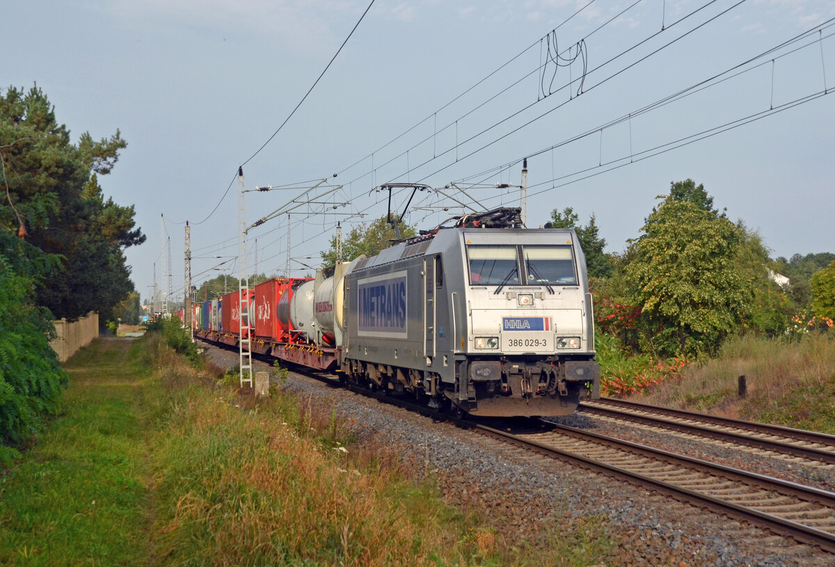 386 029 der Metrans schleppte am 03.10.23 einen Containerzug durch Wittenberg-Labetz Richtung Falkenberg(E).