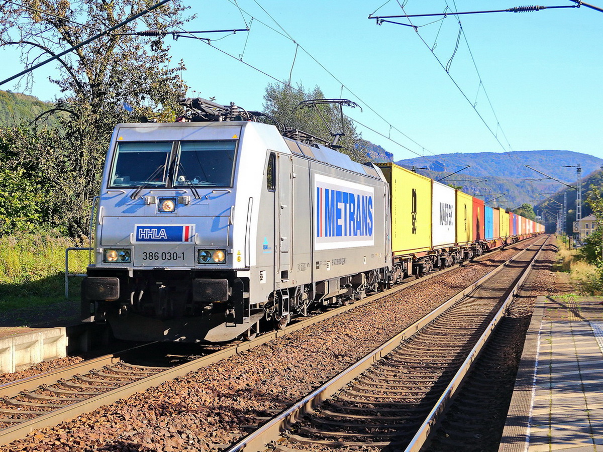 386 030-1 (NVR-Nummer: 91 54 7386 030-1 CZ-MT) mit einem Containerzug in Richtung Bad Schandau durchfährt den Bahnhof Krippen am 08. Oktober 2021.