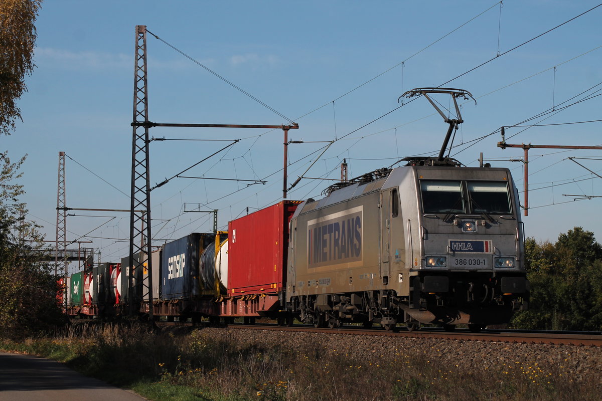 386 030 am 12.10.2018 mit einem Containerzug in Dedensen-Gümmer.