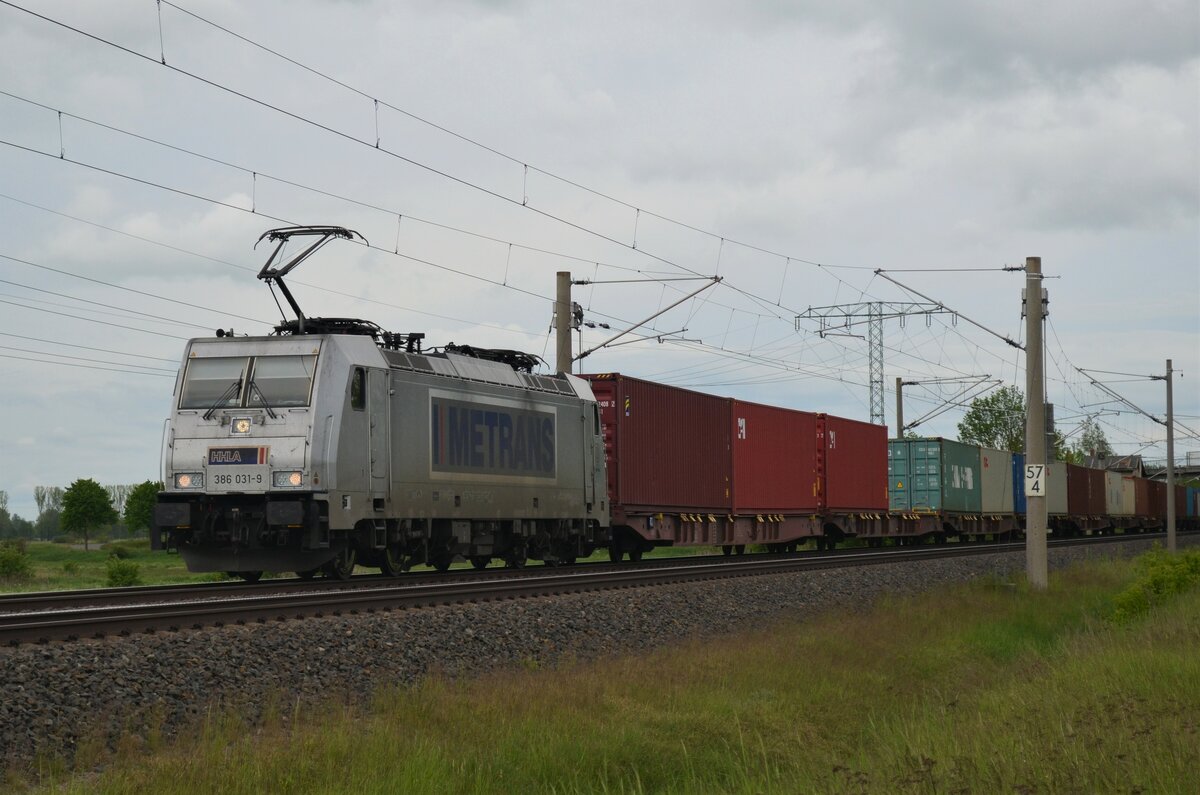 386 031-9 Durchfuhr am 25.5.21 mit einem Containerzug Vietznitz in Richtung Hamburg.