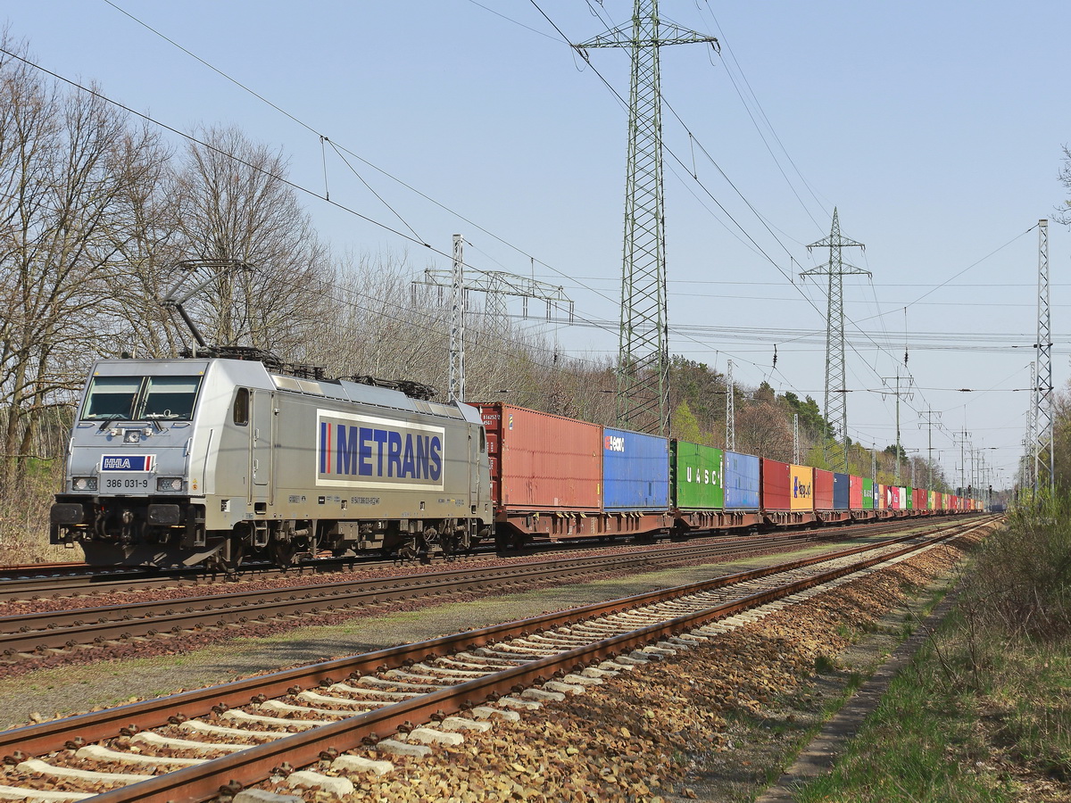 386 031-9 der Metrans mit einem Containerzug, hier auf dem südlichen Berliner Ring am 07. April 2019