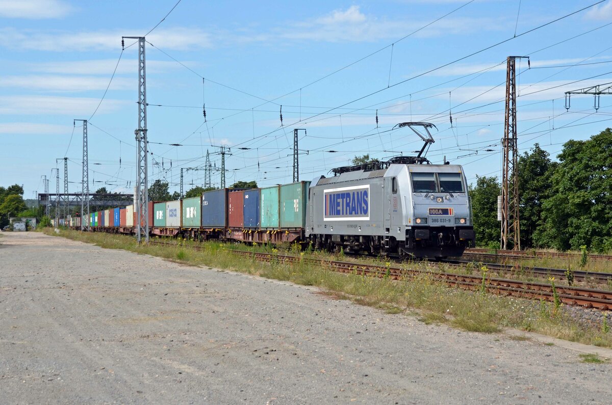 386 031 führte am 14.08.21 einen Containerzug durch Saarmund Richtung Schönefeld.