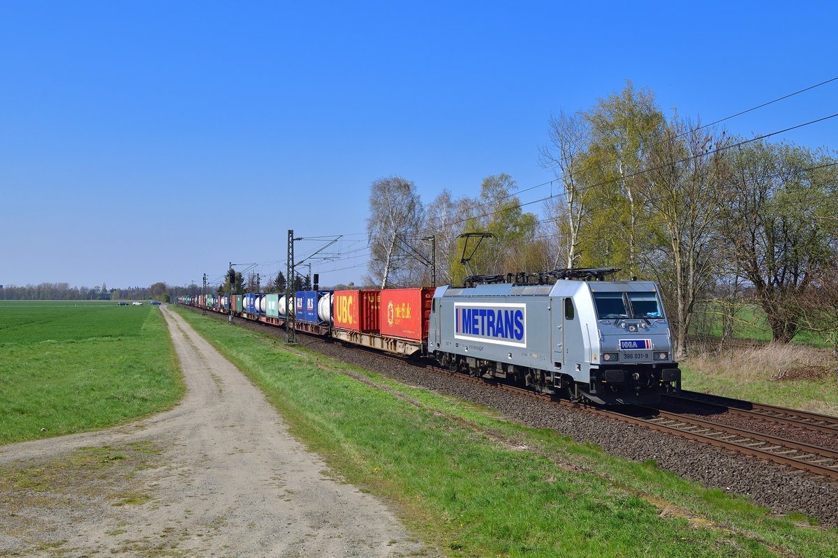 386 031 mit einem Containerzug am 16.04.2019 bei Woltorf.