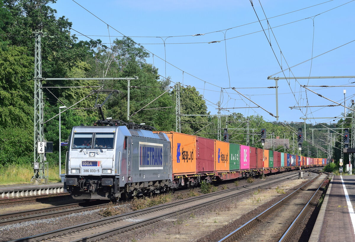 386 033 rauscht mit einem Containerzug aus Richtung Braunschweig durch den ehemaligen Grenzbahnhof Marienborn in Richtung Magdeburg.

Marienborn 17.07.2023
