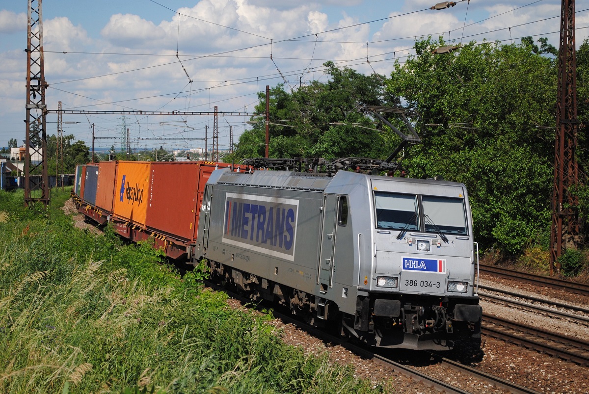 386 034-3 ist mit einem Containerzug zwischen Bratislava - Vinohrady und Bratislva hlavna stanica unterwegs. (21.06.2019)