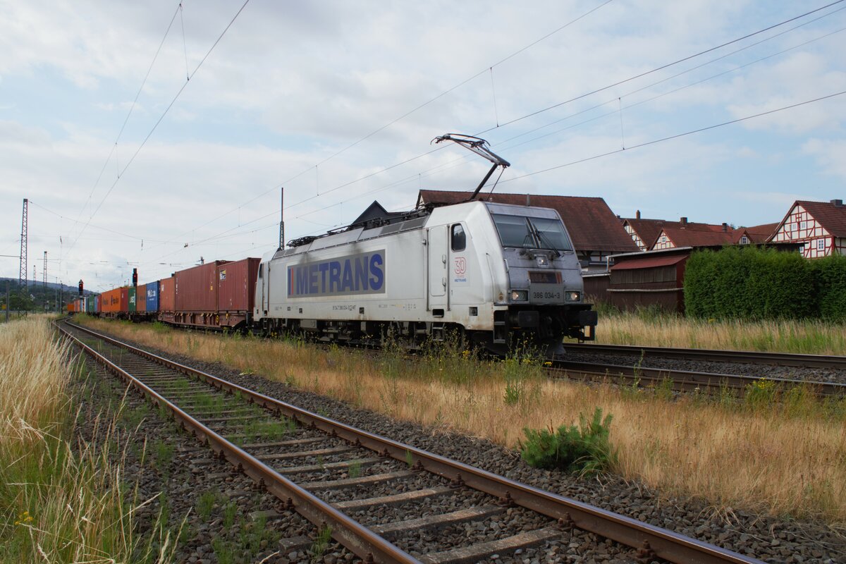 386 034-3 mit einem Containerzug am 06.07.2022 in Oberhaun.