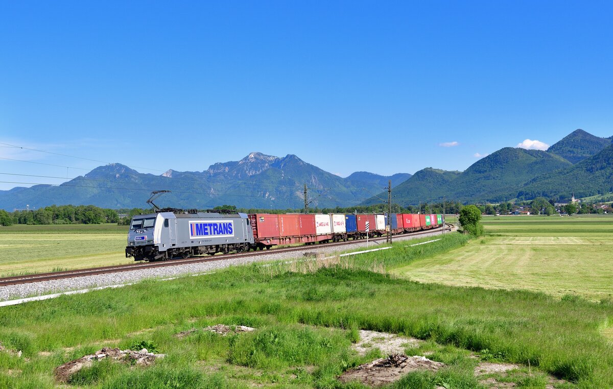386 038 mit einem Containerzug am 01.06.2021 bei Bernau am Chiemsee.
