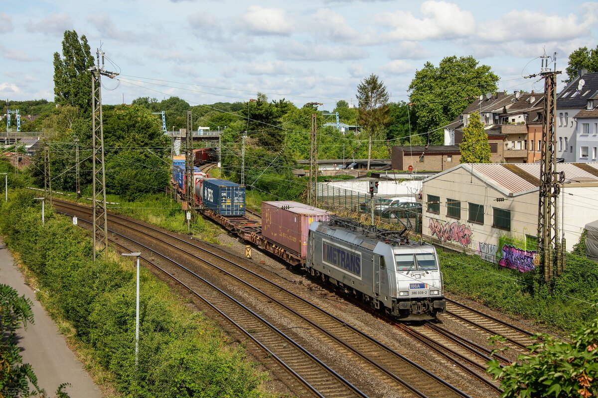 386 039-2 METRANS mit Containerzug in Oberhausen Osterfeld, Juli 2022.