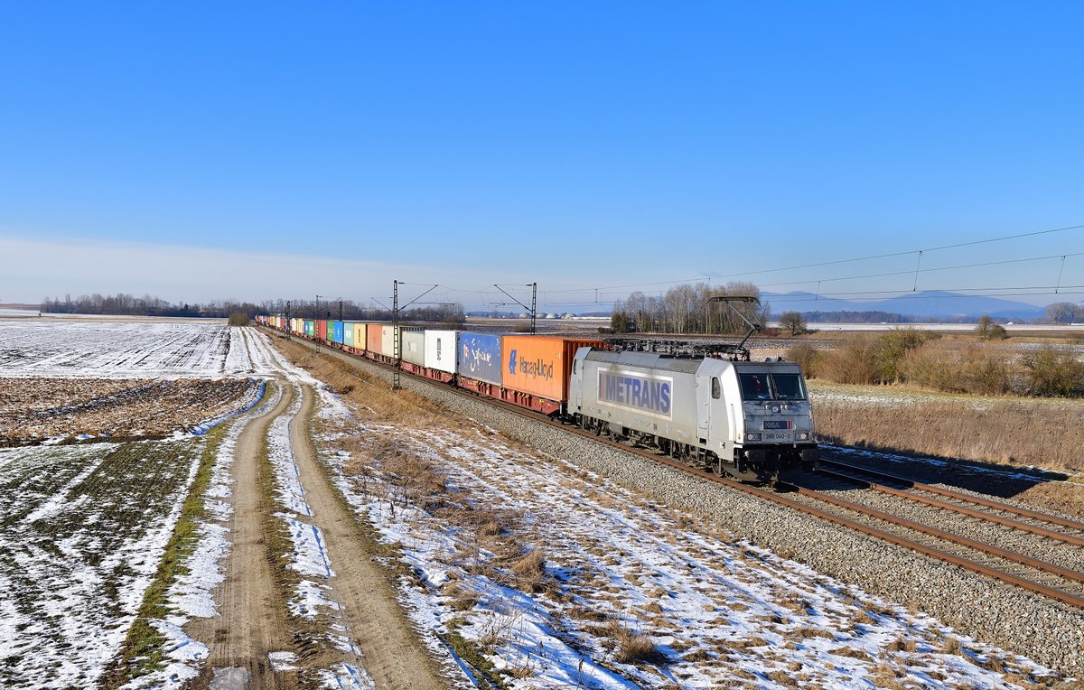 386 040 mit einem Containerzug am 14.02.2021 bei Osterhofen.