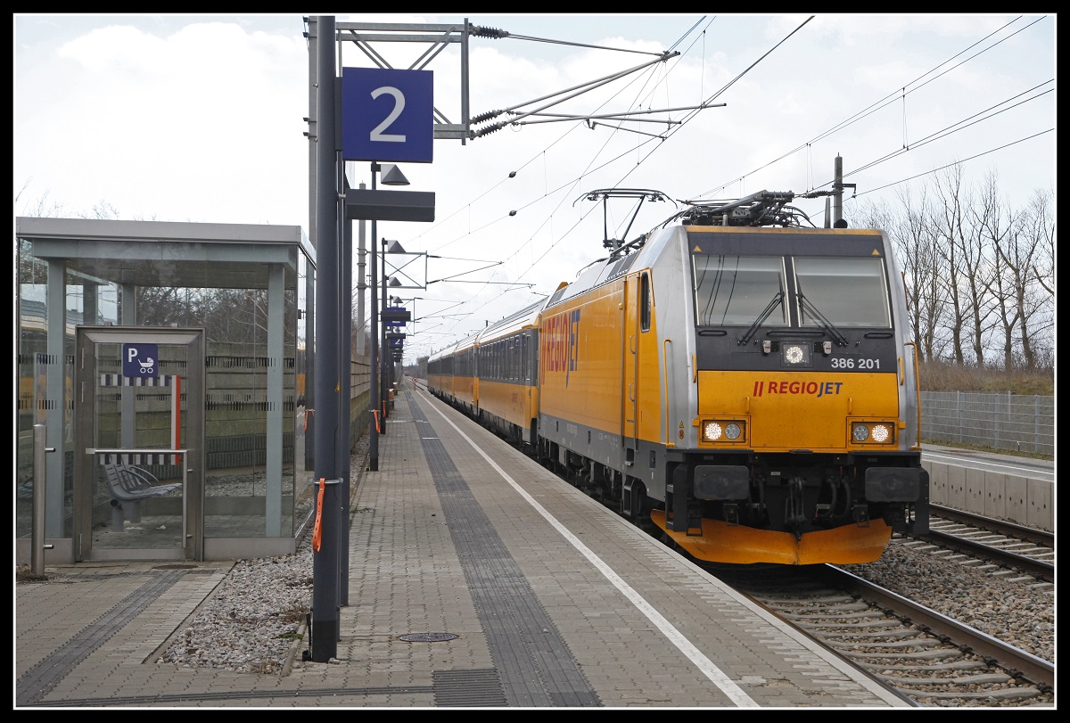 386 201 fährt am 14.01.2019 mit einem Regiojet durch die Haltestelle Tallesbrunn.