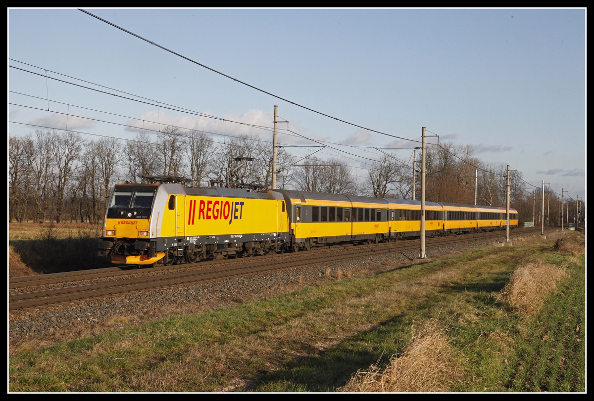 386 201 mit Regiojet bei Pardubice Opocinek am 10.Dezember.2019.