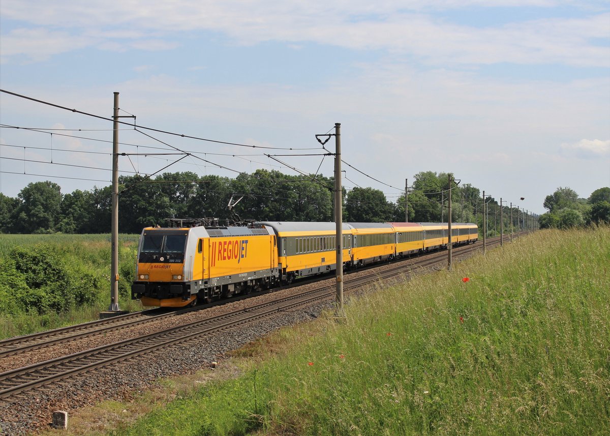 386 202 zusehen mit RJ 1046 am 13.06.20 in Pardubice Opočínek.