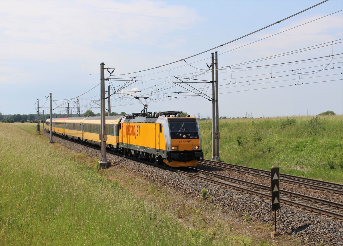 386 202 zusehen mit RJ 1035 am 13.06.20 in Pardubice Opočínek.
