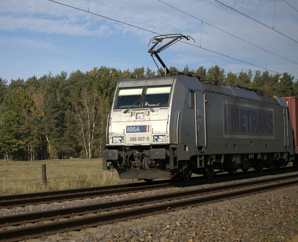 386 	Traxx F140 MS(2E) bei strahlendem Sonnenschein kurz vor Elsterwerda, nahe Rückersdrorf.
25.10.2020  11:31 Uhr.