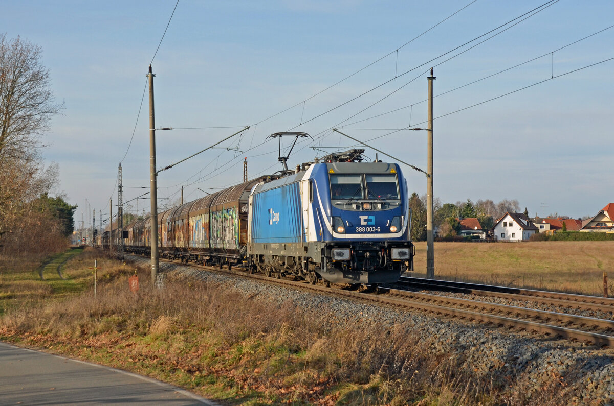 388 003 der CD Cargo rollte am 17.12.23 mit einem Ganzzug Schiebewandwagen durch Wittenberg-Labetz Richtung Falkenberg(E).