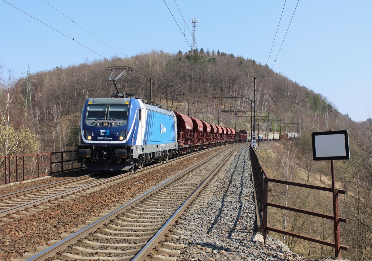 388 004-4 mit einem Mischer zu sehen am 28.03.22 in Královské Poříčí. Foto entstand vom Bahnsteigende!