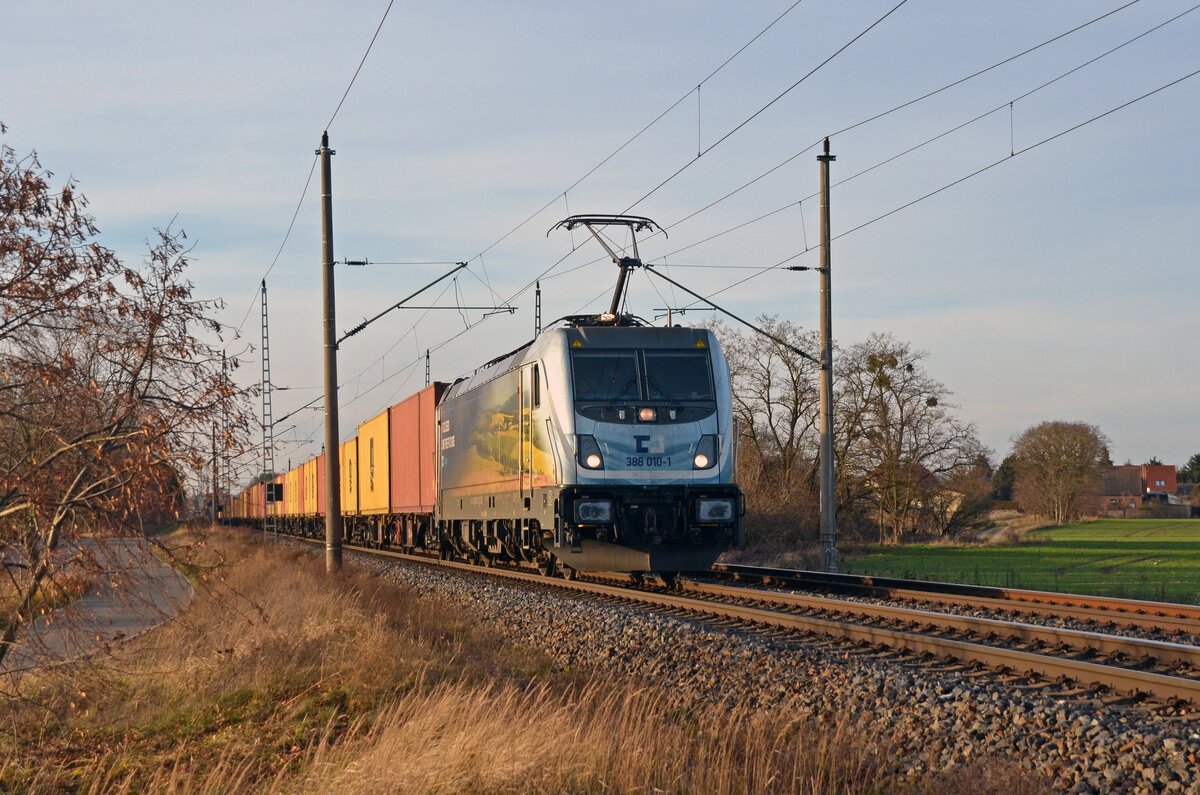 388 010 der CD Cargo führte am 17.12.23 einen Containerzug durch Wittenberg-Labetz Richtung Falkenberg(E).