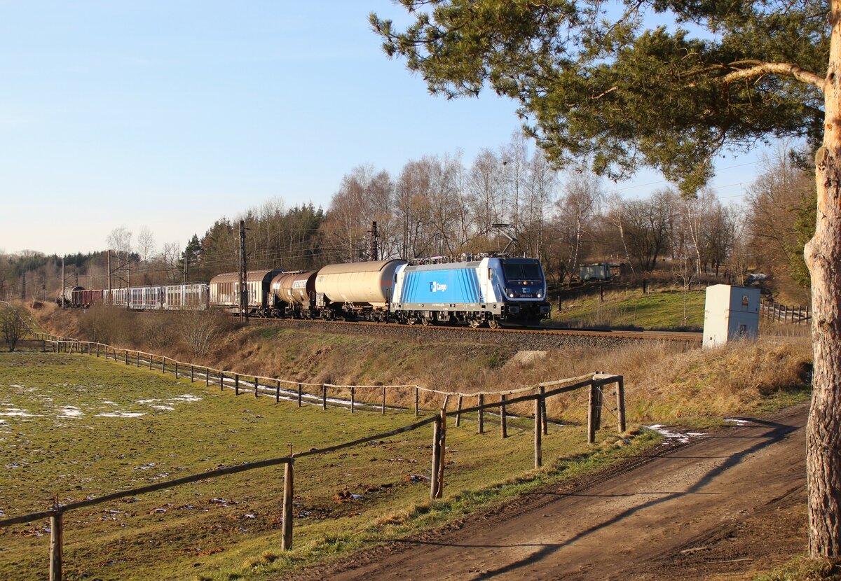 388 014-3 zu sehen am 09.02.23 mit einem Mischer in Chotikov.