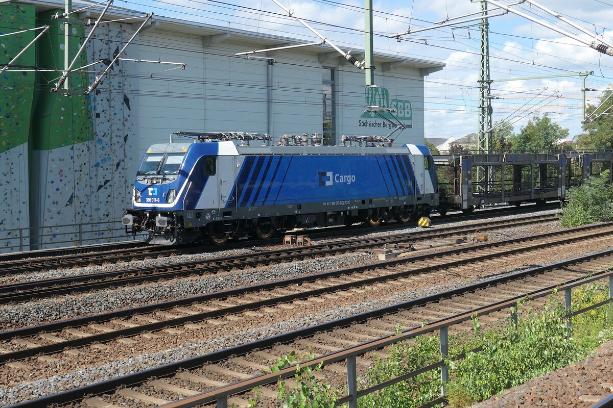 388 017 mit einem Güterzug bei der Durchfahrt durch Dresden Freiberger Straße im September 2025