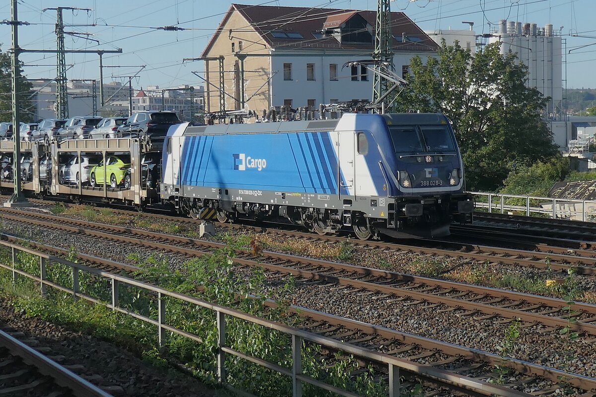 388 028 von ČD Cargo f�hrt Anfang September 2026 mal ausnahmsweise den Autotransportzug von Mlada Boleslav. Sie hat das Nadel�hr Br�ckenbaustelle Kreuzungsbauwerk passiert und nimmt Kurs Richtung Dresden-Neustadt durch Dresden-Freiberger Stra�e