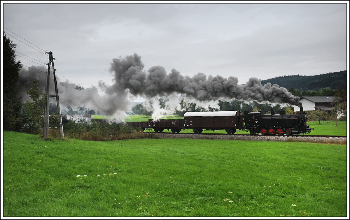 392.2530 mit einem Fotog�terzug am 29.9.2013 auf der hauseigenen �GEG Strecke zwischen Ampflwang und Timelkam n�chst der Kl�ranlage Ampflwang aufgenommen.

