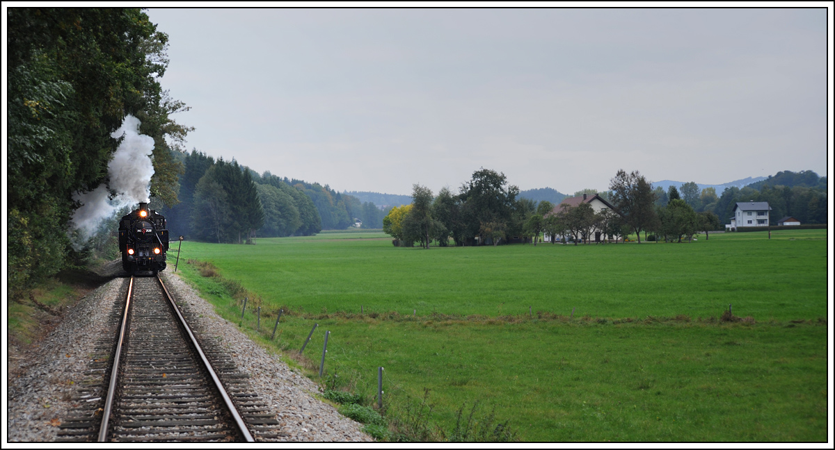 392.2530 mit einem Fotogterzug am 29.9.2013 auf der hauseigenen GEG Strecke zwischen Ampflwang und Timelkam zwischen Puchkirchen und Timelkam aufgenommen.