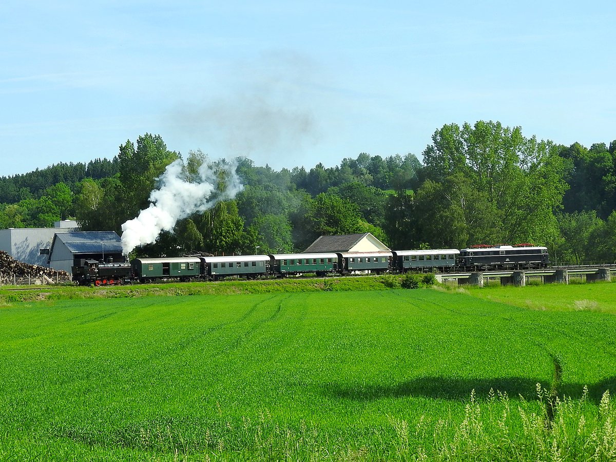 392.2530 der ÖGEG zieht hinter der  5teiligen Wagengarnitur die 1010 015-4 in Richtung Bahnhof Timelkam; 190609